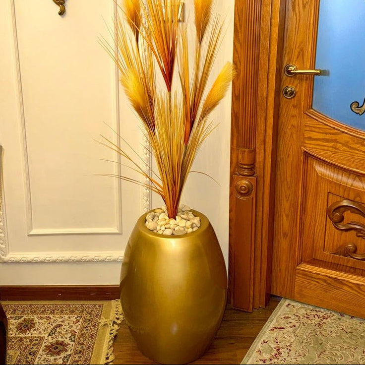 إناء زرع مع شجرة ريش